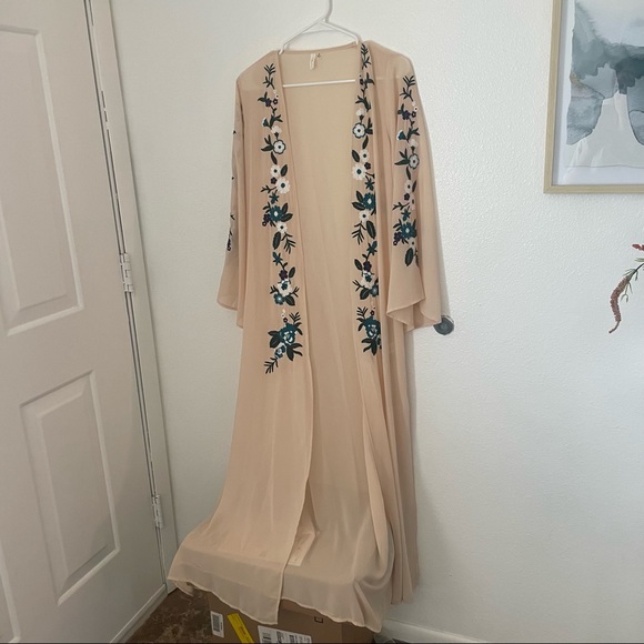 Embroidered floor length kimono - Picture 10 of 11